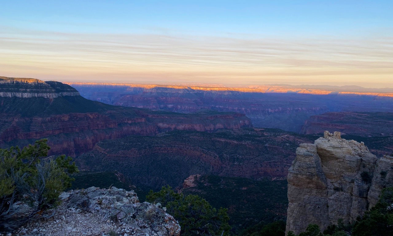 Evening light on the canyon rim